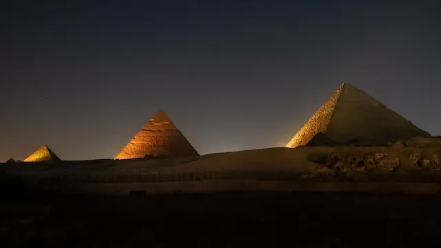 Who built the Egyptian Pyramids